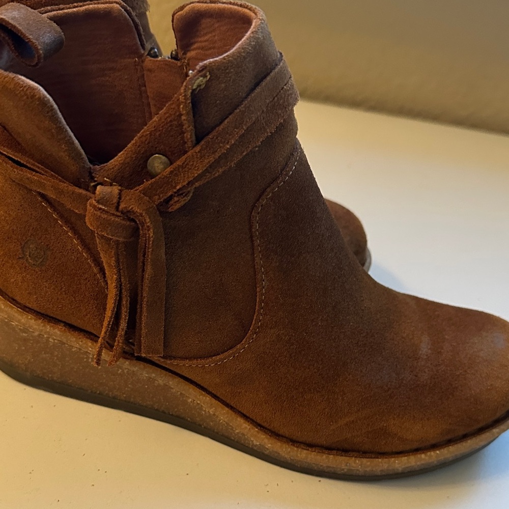 Born Chestnut Suede Comfort Ankle Booties Tassels Zip Size 7.5 - Picture 6 of 11